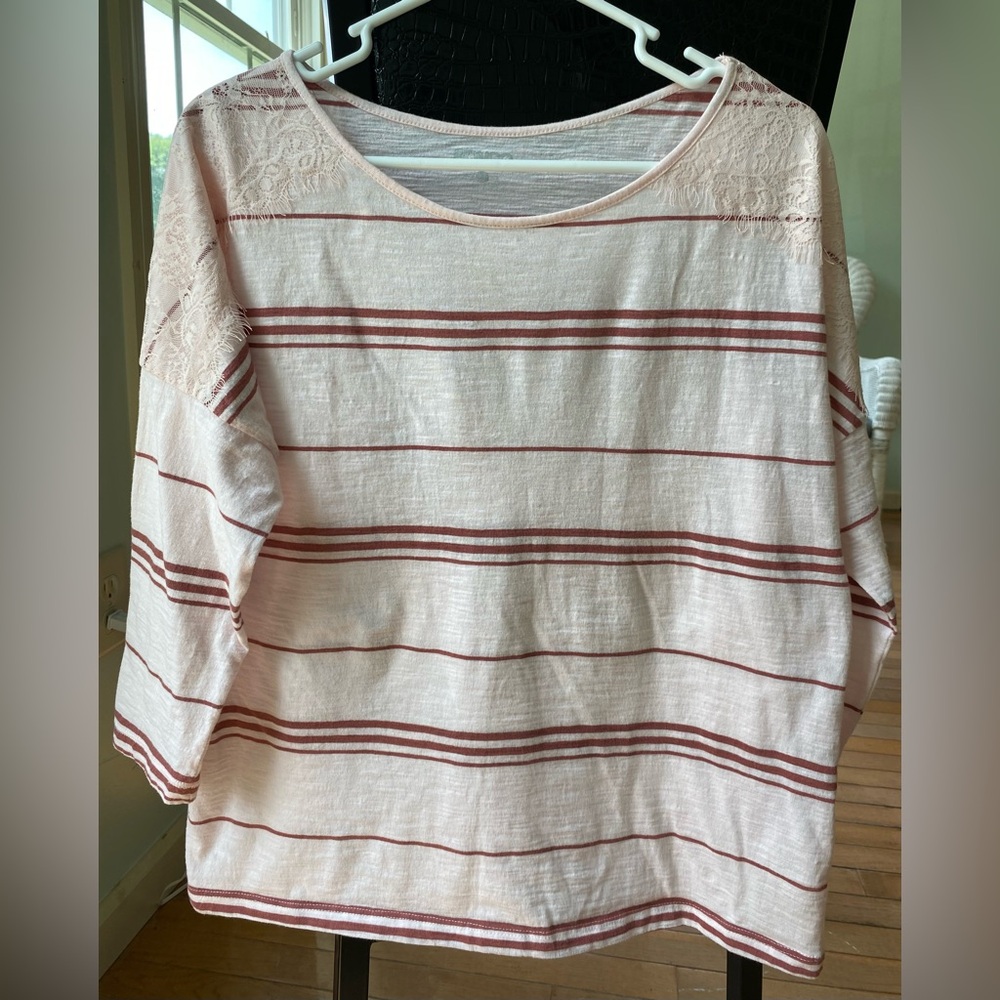 EUC Bongo 3/4 length sleeve striped Top with lace